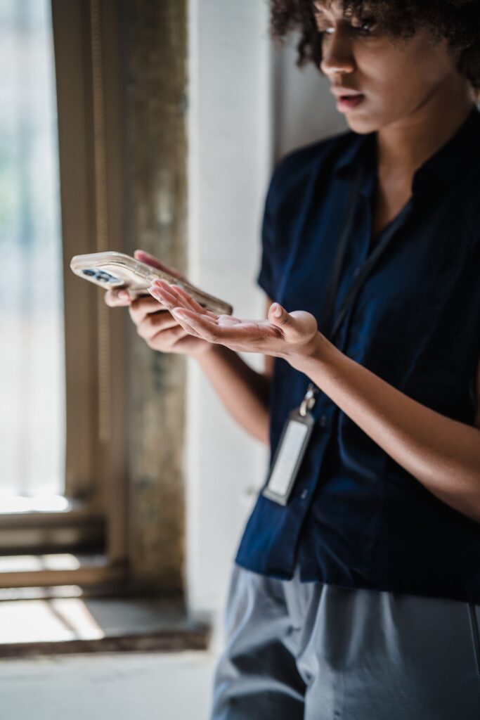 Personne qui consulte un site sur son smartphone