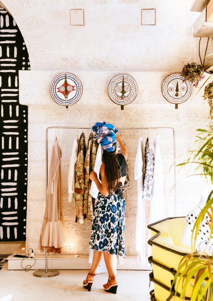 Cliente dans une boutique de mode