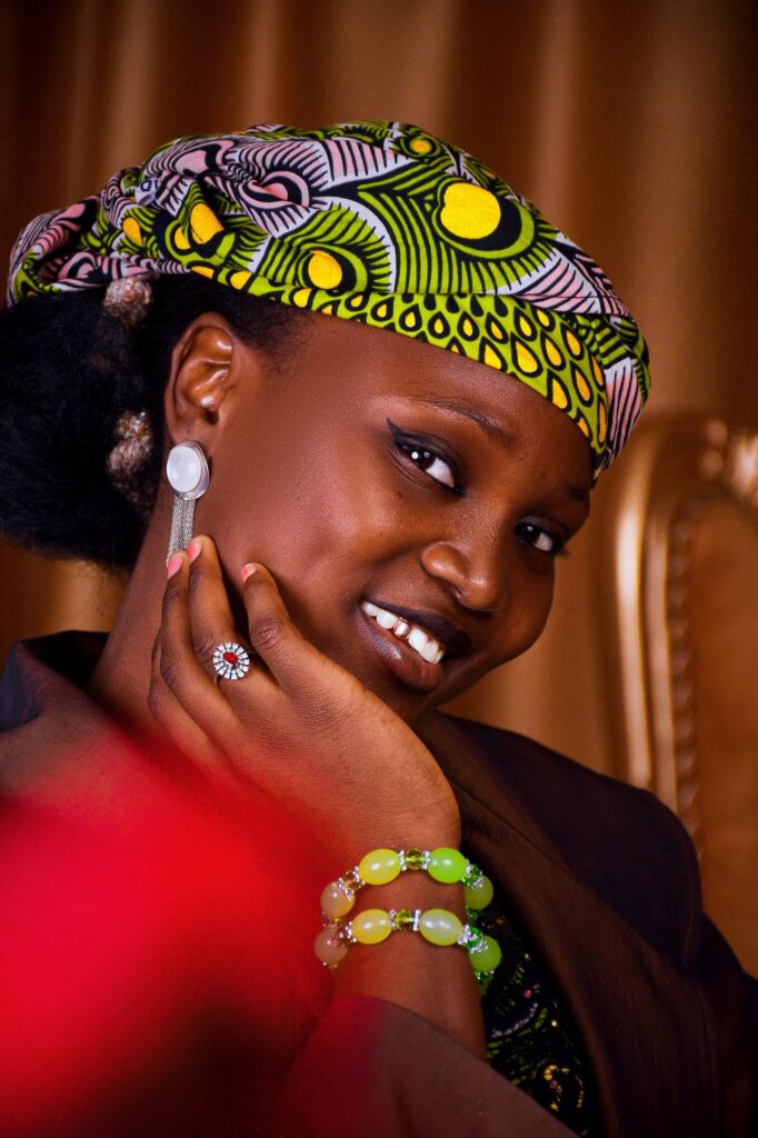 Portrait d'une femme portant un foulard coloré et des bijoux