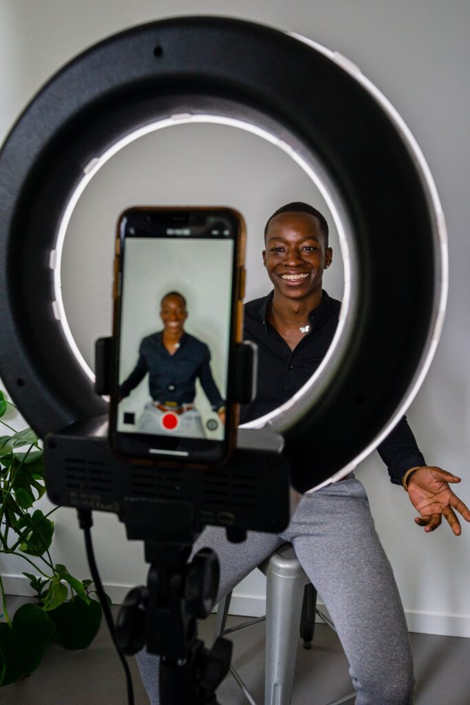Créateur qui se filme avec un smartphone et une lumière annulaire