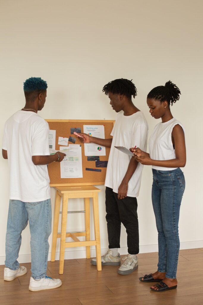 Jeune équipe réunie autour d'un tableau de travail